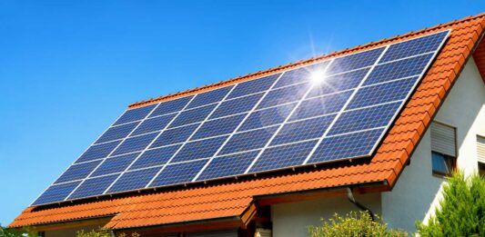 Autoconsumo fotovoltaico | Qué es, tipos, usos y normativa Casa con pales solares