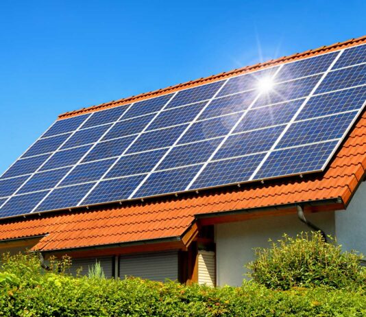 Autoconsumo fotovoltaico | Qué es, tipos, usos y normativa Casa con pales solares