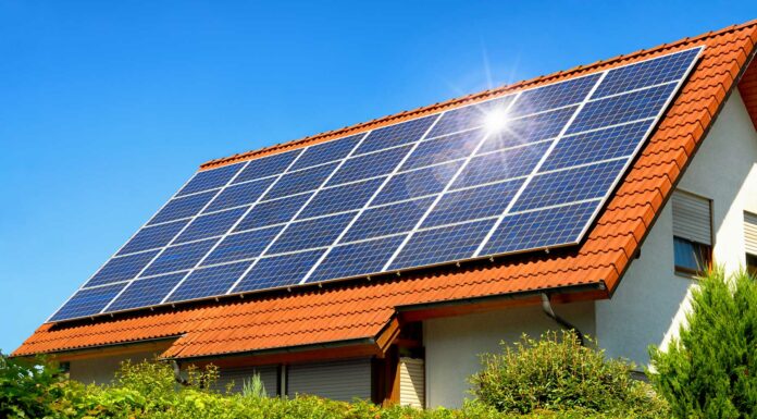 Autoconsumo fotovoltaico | Qué es, tipos, usos y normativa Casa con pales solares
