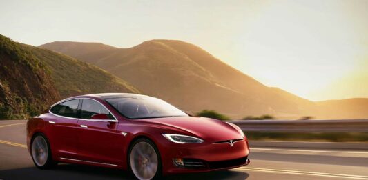 Tesla construye el quinto superordenador más potente del mundo para entrenar a su IA de conducción autónoma Tesla europa