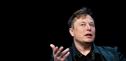 El primer humano con un chip de Neuralink logra controlar ratón del PC con la mente elon Musk 2020 Bloomberg Finance