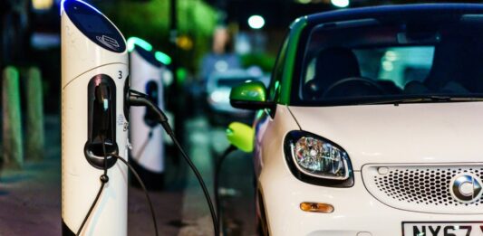 Electrolineras | El futuro de las estaciones de servicio