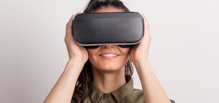 Mujer en experiencia de VR inmersiva 