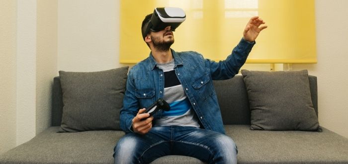 Hombre con cascos de VR | Tipos de realidad virtual