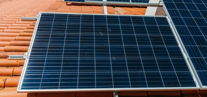Paneles solares fotovoltaicos en tejados domésticos