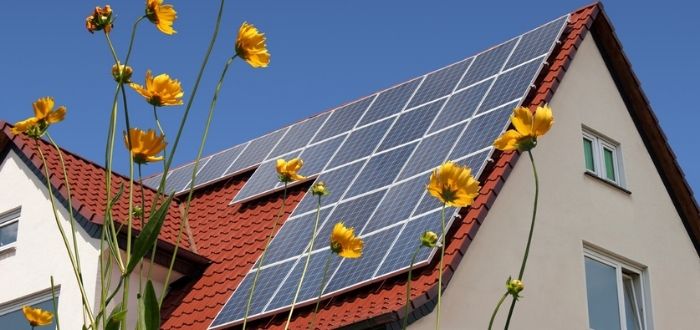 Uso de placas para la energía solar en el tejado