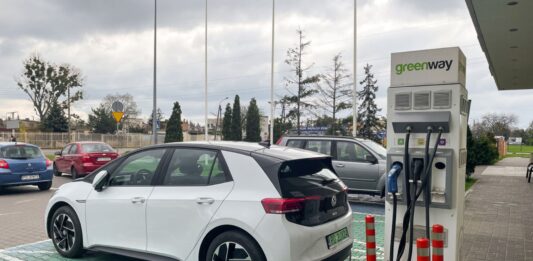 Los 10 coches híbridos enchufables con más autonomía