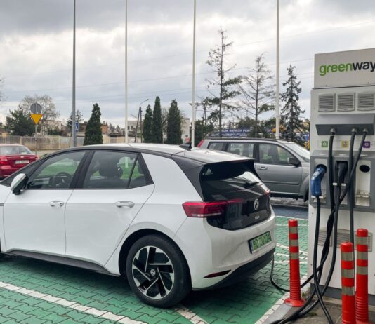 Los 10 coches híbridos enchufables con más autonomía