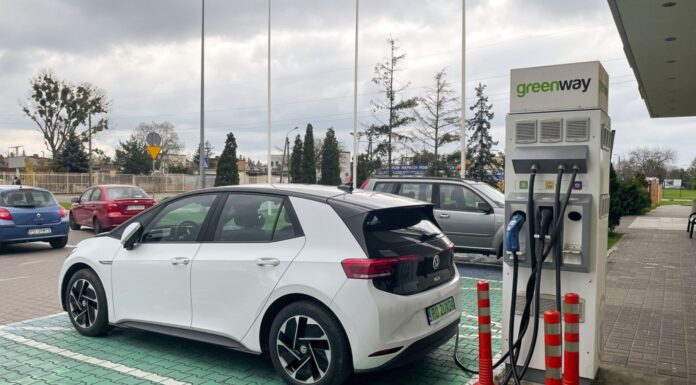 Los 10 coches híbridos enchufables con más autonomía