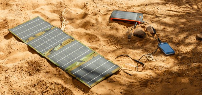 Paneles solares portátiles en la playa