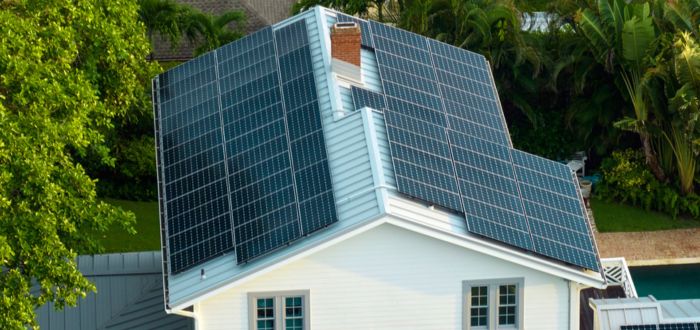Casa haciendo uso de la energía solar