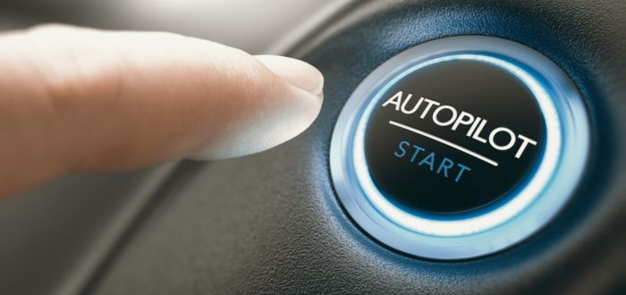 Botón de piloto automático en carro | Robotaxis