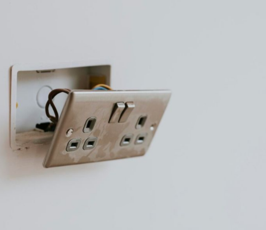 ¿Qué es un enchufe trifásico? | Usos y beneficios Enchufe trifásico