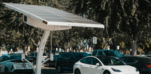 Estaciones de carga para coches eléctricos | Tendencias 2025 y beneficios Estación de servicio coches eléctricos