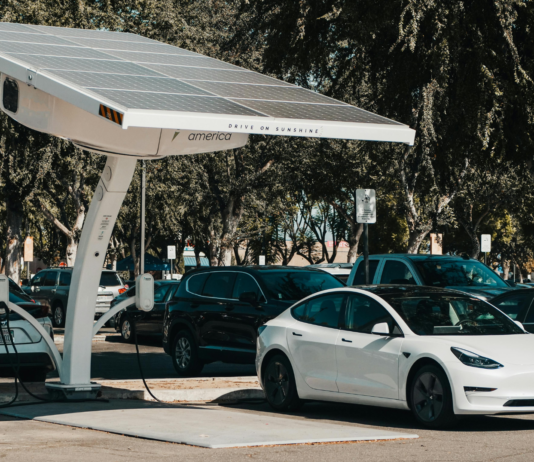 Estaciones de carga para coches eléctricos | Tendencias 2025 y beneficios Estación de servicio coches eléctricos