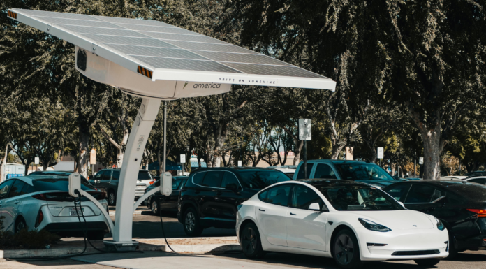 Estaciones de carga para coches eléctricos | Tendencias 2025 y beneficios Estación de servicio coches eléctricos