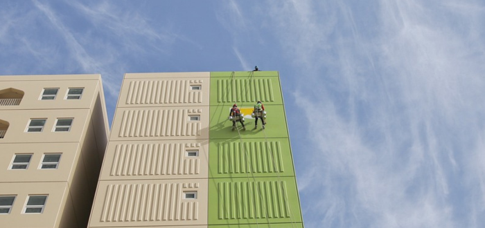 Hombres pintando edificio