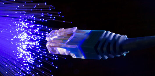 ¿Qué es la fibra óptica y cuáles son sus beneficios? Te lo explicamos que-es-la-fibra-optica