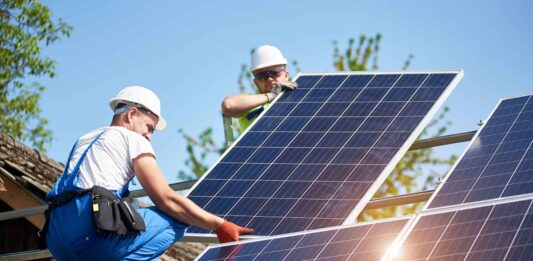 El talón de Aquiles de la fotovoltaica: ¿por qué la postventa propia es la clave para la tranquilidad del autoconsumo residencial? servicio-de-postventa-en-empresas-de-instalacion-de-paneles-solares