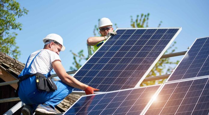 El talón de Aquiles de la fotovoltaica: ¿por qué la postventa propia es la clave para la tranquilidad del autoconsumo residencial? servicio-de-postventa-en-empresas-de-instalacion-de-paneles-solares