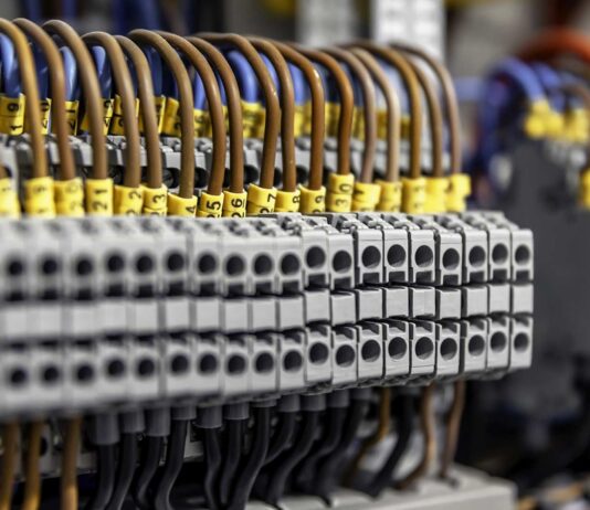 Tipos de bornas y de conectores eléctricos: ¿cuáles son los más adecuados para cada instalación? bornas-y-conectores-electricos