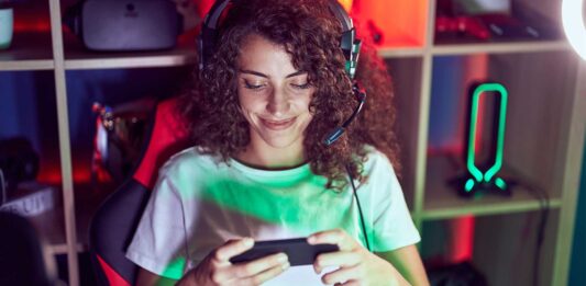 ¿Por qué cada vez más personas cambian la consola por los juegos móviles? auge-de-los-juegos-moviles-frente-a-las-consolas