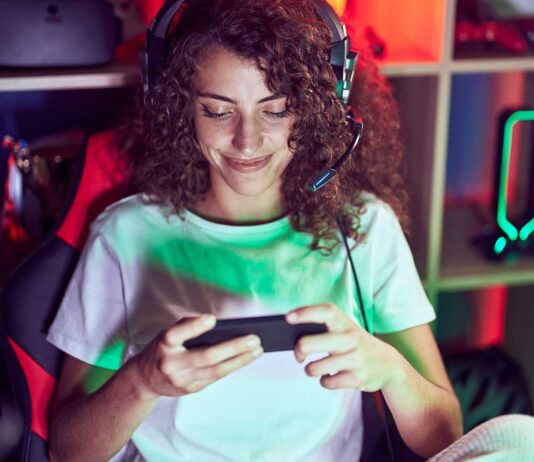 ¿Por qué cada vez más personas cambian la consola por los juegos móviles? auge-de-los-juegos-moviles-frente-a-las-consolas